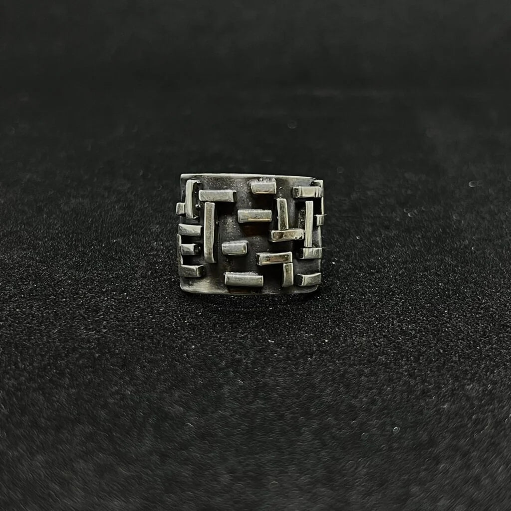 The Labyrinth Ring