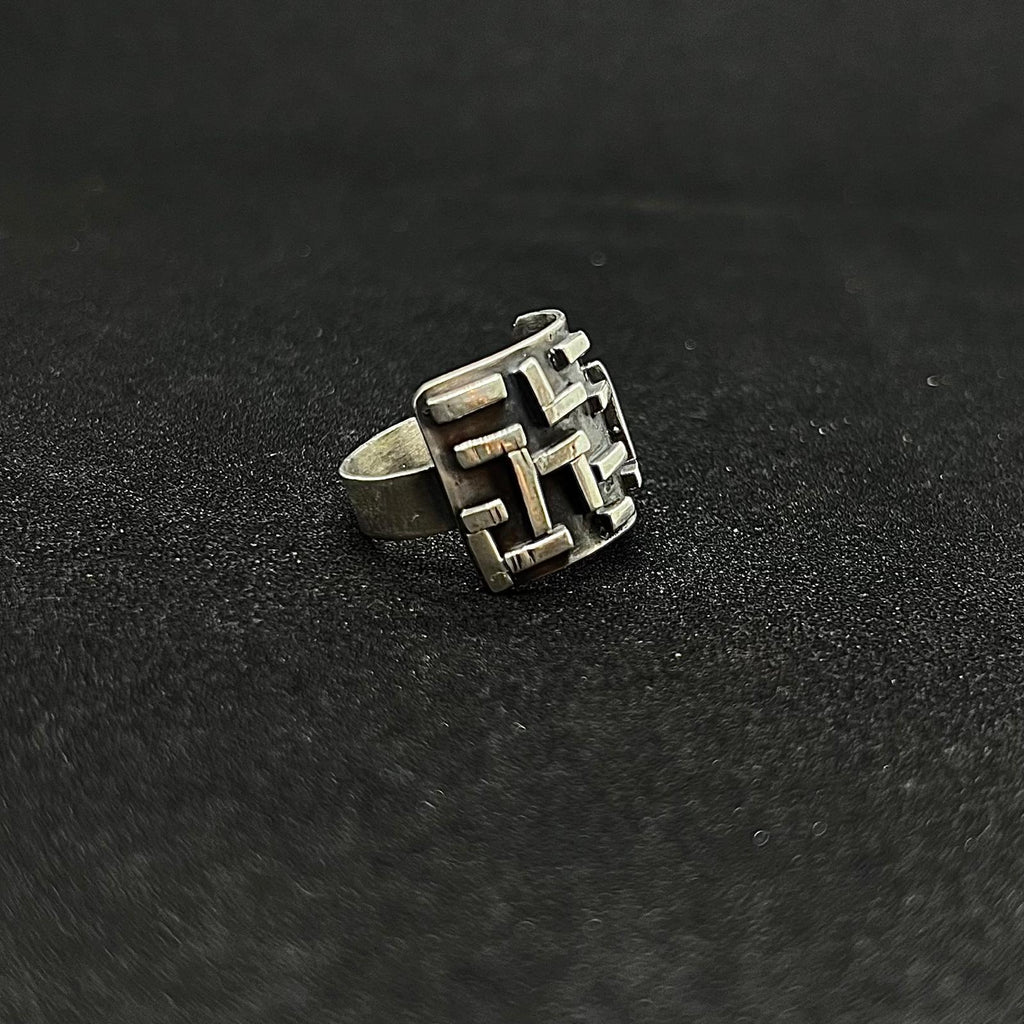 The Labyrinth Ring