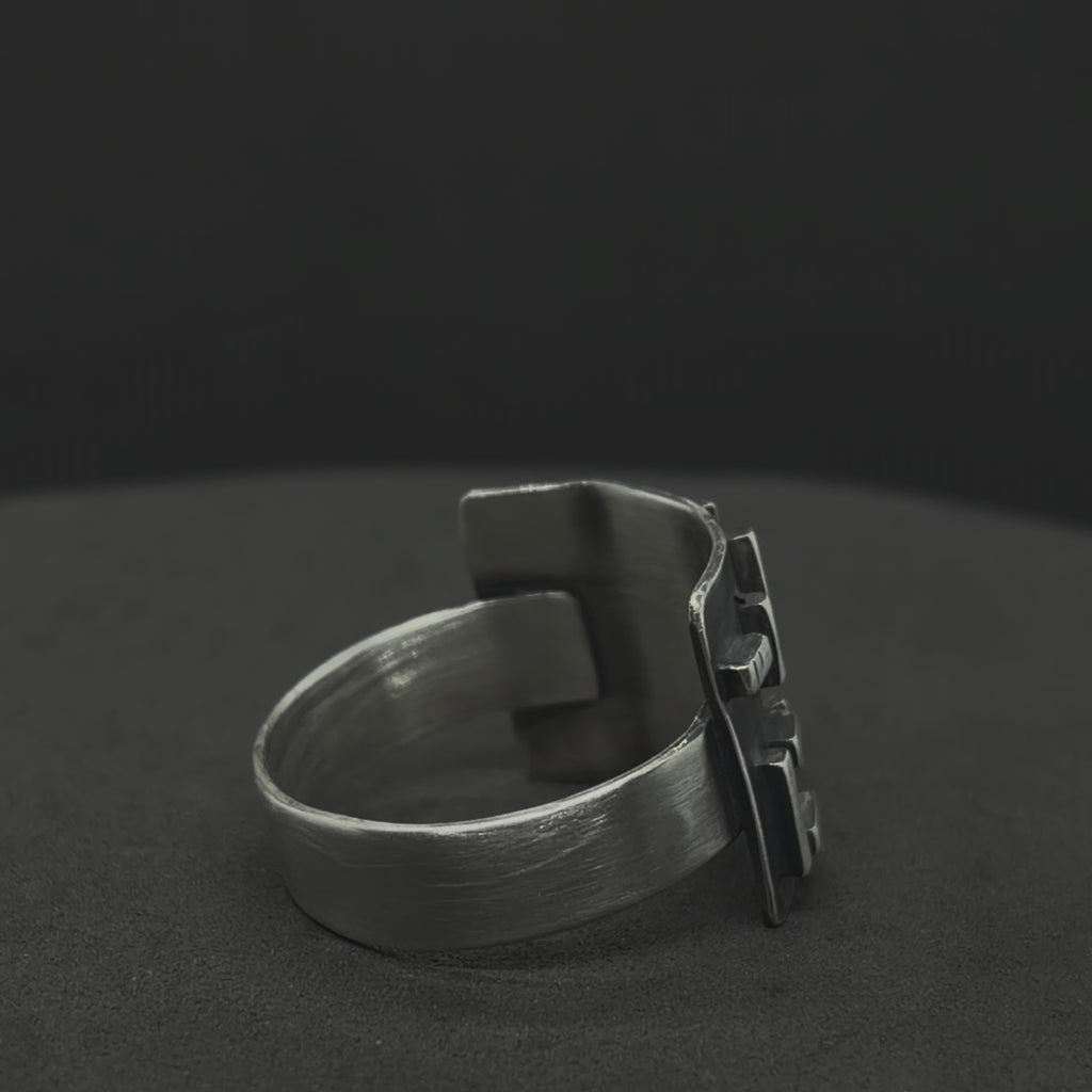 The Labyrinth Ring